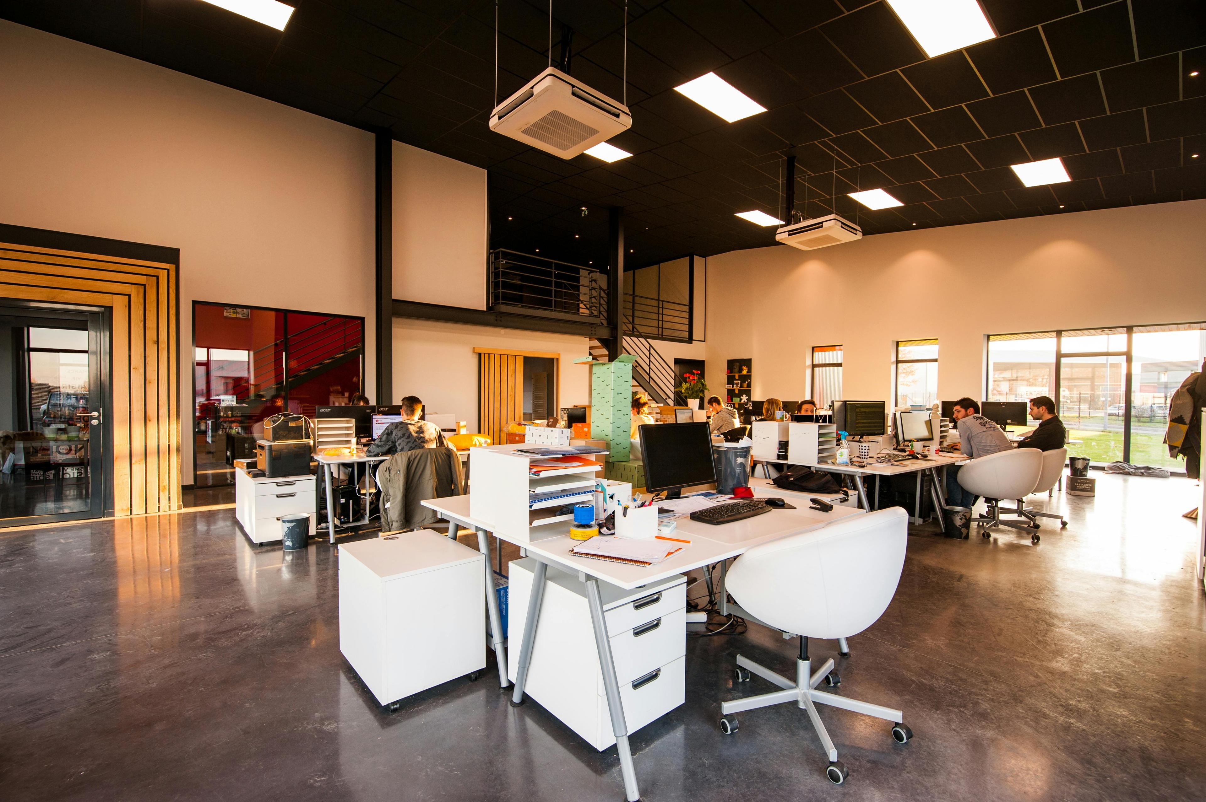 Empresa tecnológica moderna representando competitividad digital